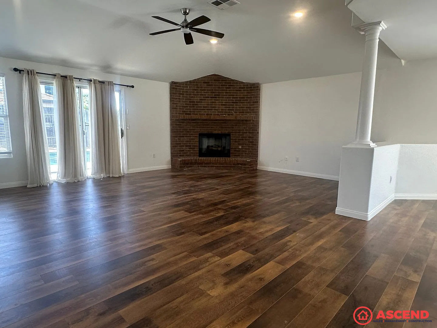 Spacious 3Bd 2 5Ba Home In Bakersfield S 93311 Hoa Community Pool Fireplace Garage Small Pets Welcome – photo 4