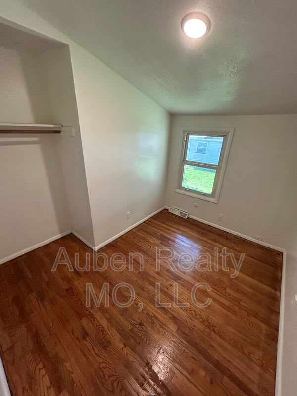11301 Herrick Avenue – photo 4