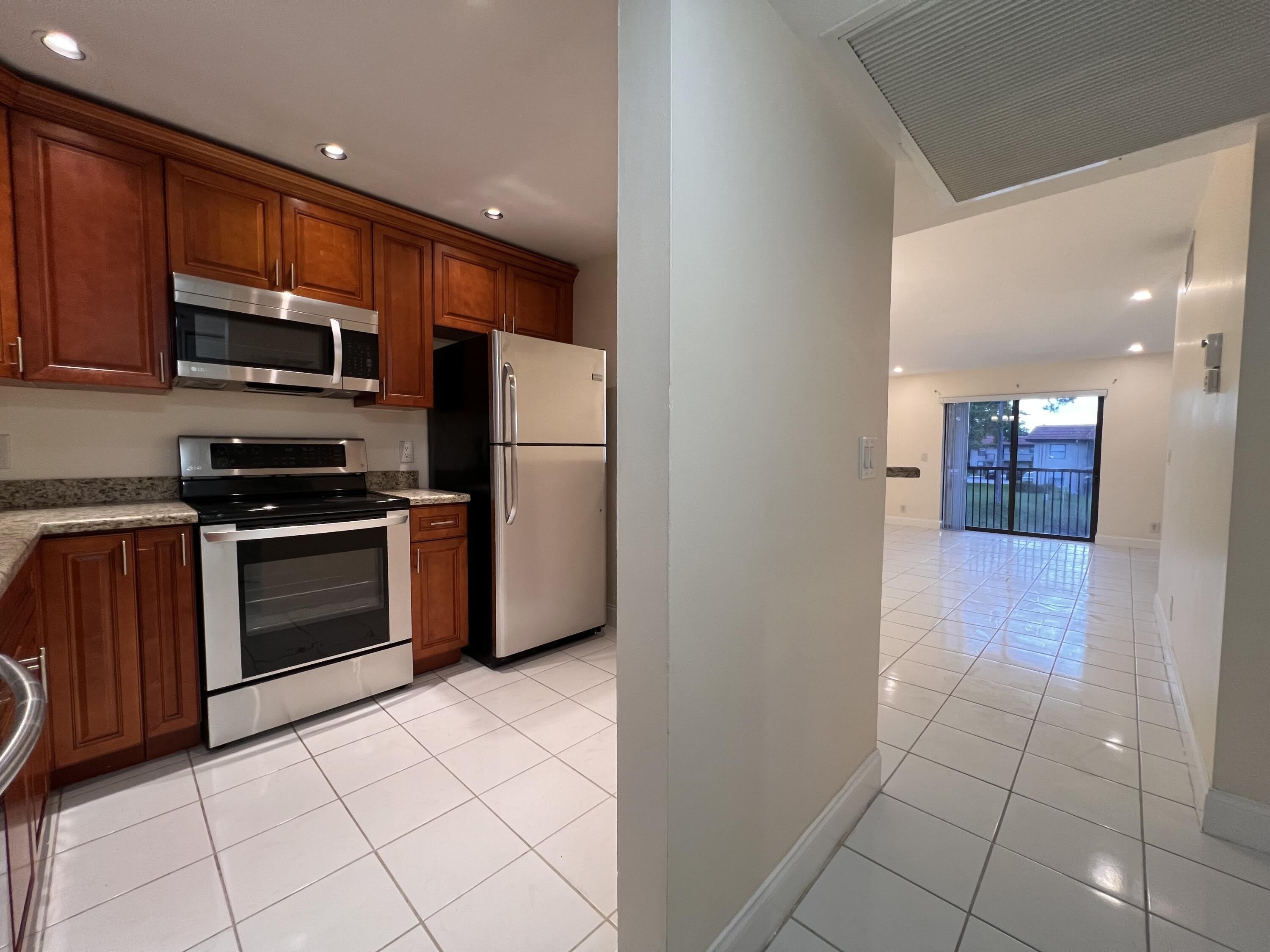 21911 Lake Forest Circle – photo 5