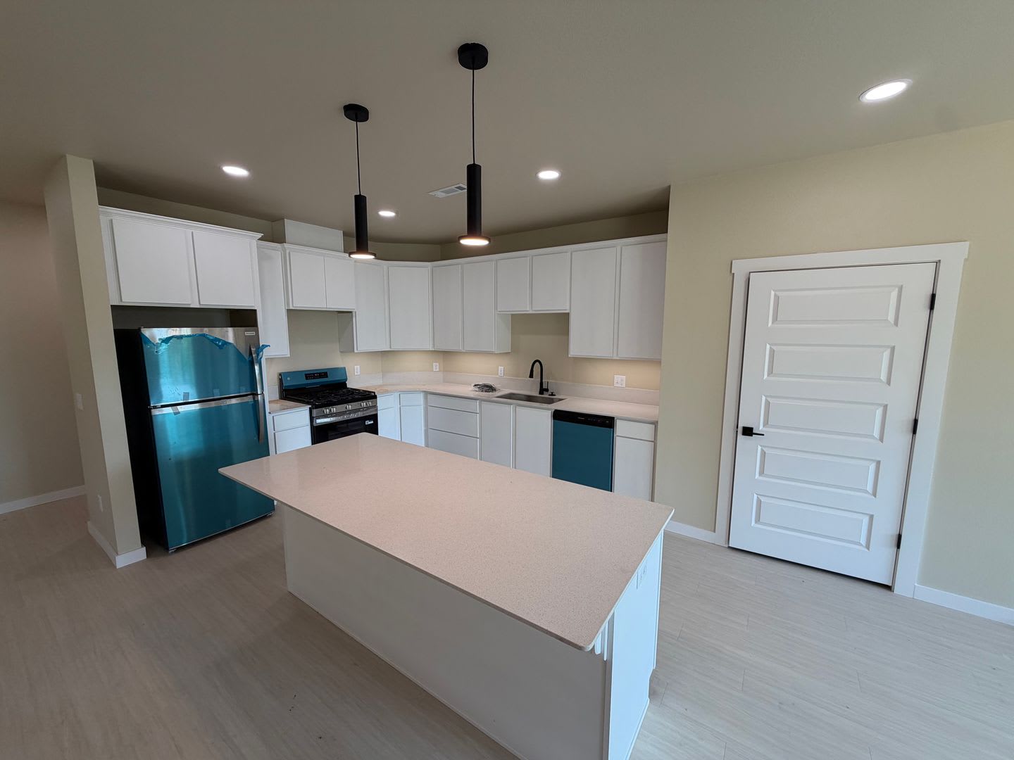 1/2 off first months rent if lease starts 9/1 – photo 4