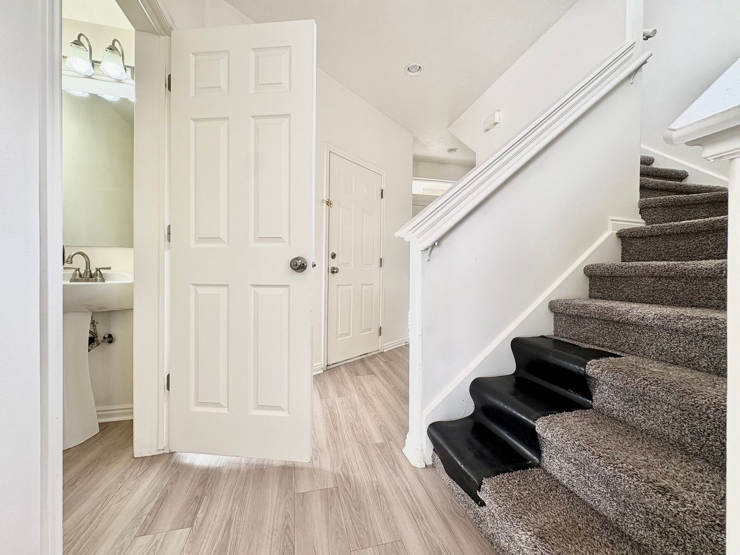 Spacious 3 Bed Townhome In West Valley City With Gated Yard Garage Pool – photo 3