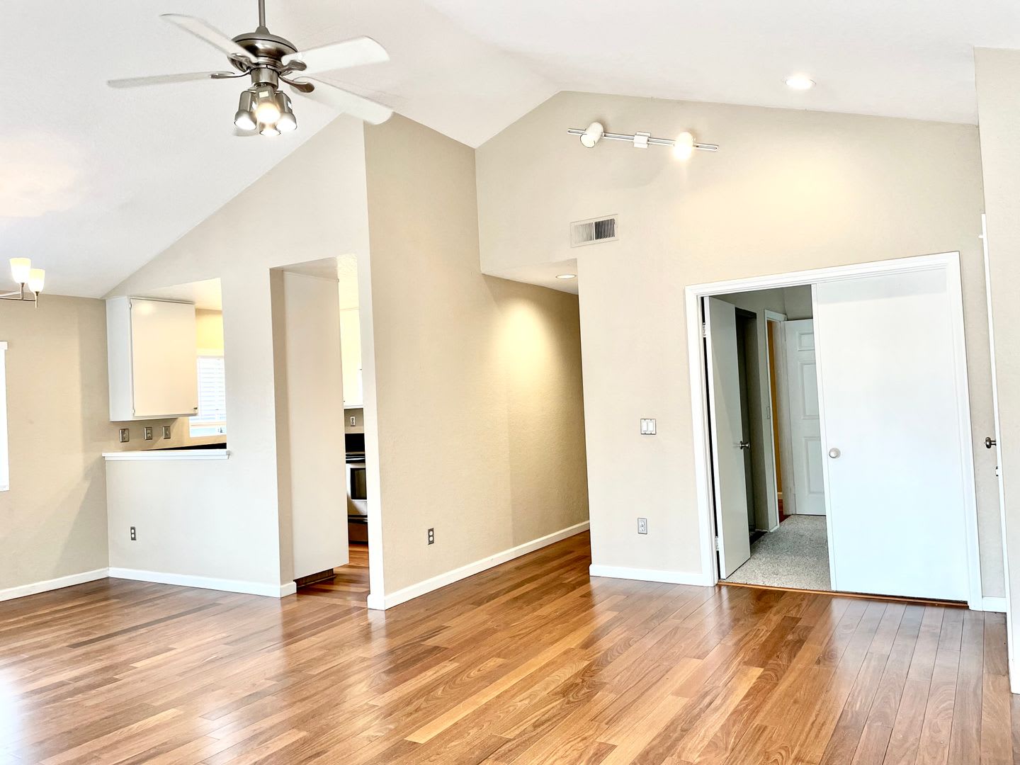 FOR RENT – photo 3