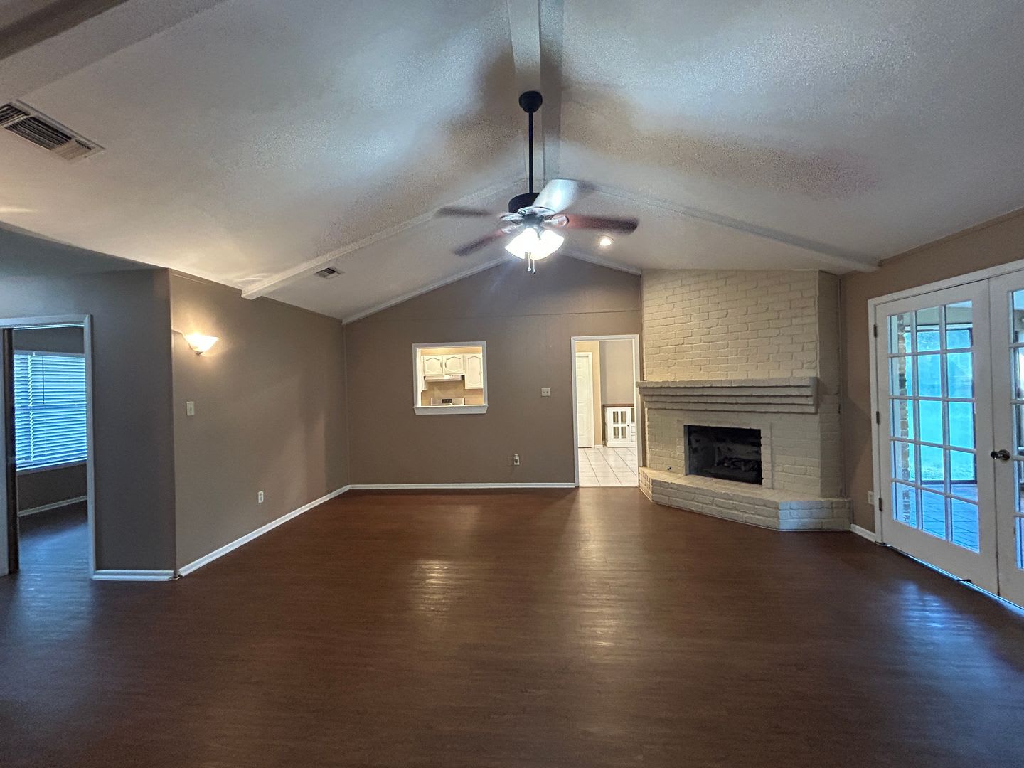 Live On The Hill Ceramic Tile Lvp No Carpet Washer Dryer Included Fireplace Fenced In Yard Nbisd – photo 3