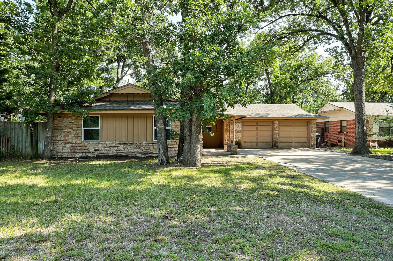Charming 3 Bed 1 5 Bath Home With 2 Car Garage Near Nw 23Rd Macarthur – photo 2