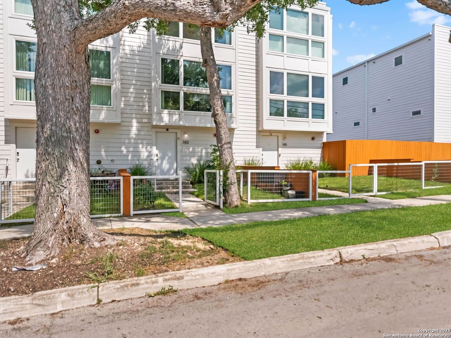 143 CATALPA AVE – photo 1