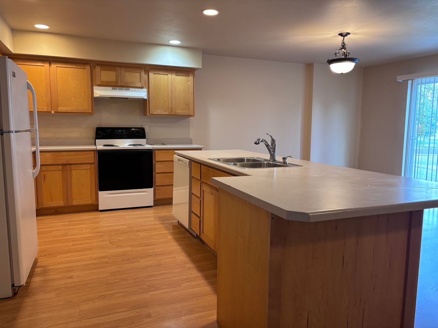 Spacious 3BR 2BA duplex home with attached garage. – photo 4
