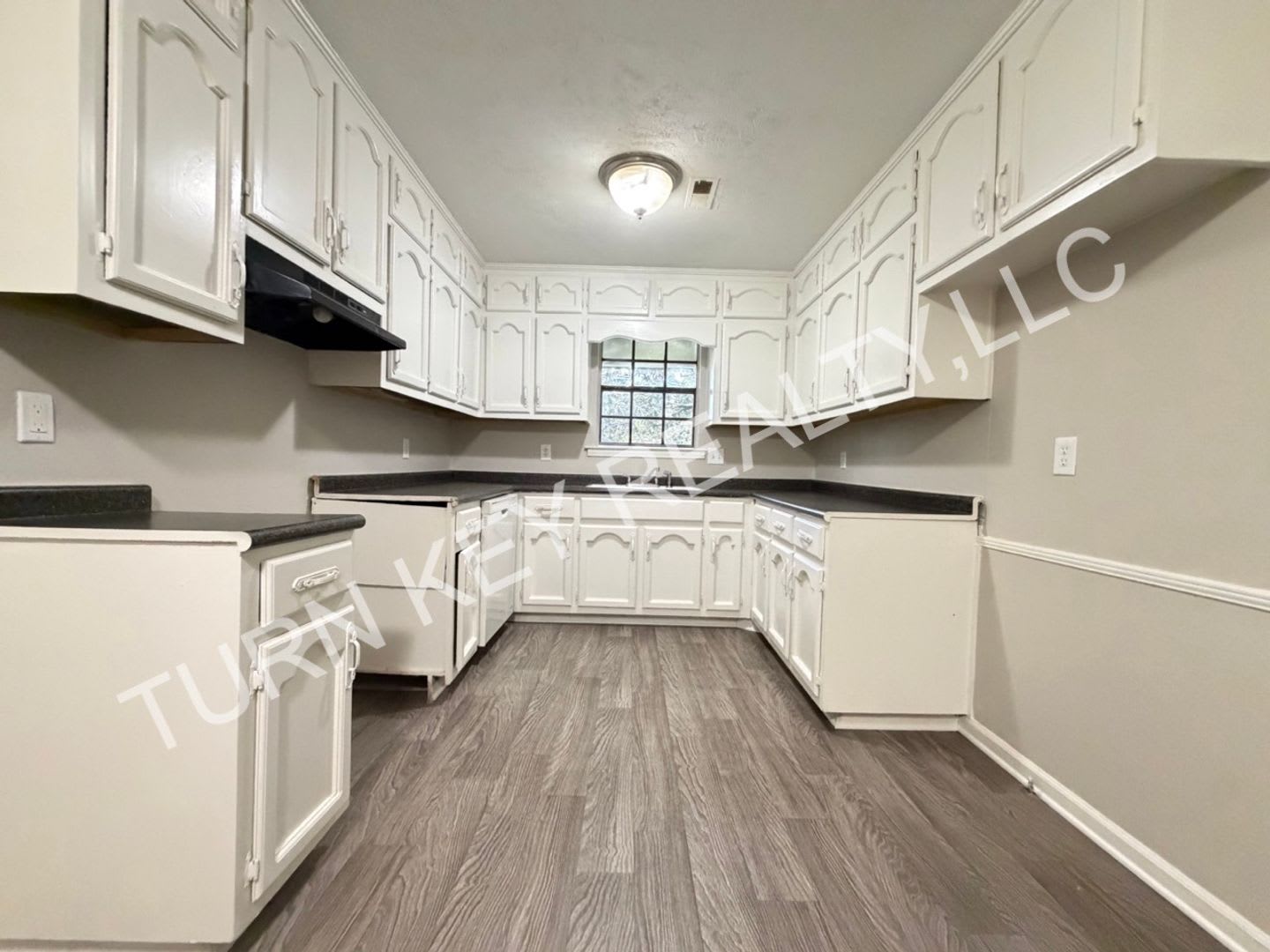 Apartment for rent in Eastlake – photo 5