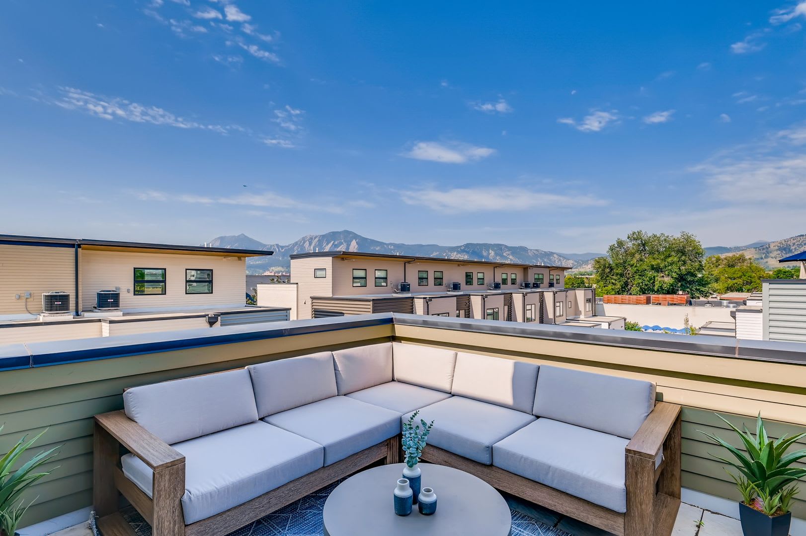 Contemporary Townhome with Rooftop Deck-Flatiron Views – photo 4