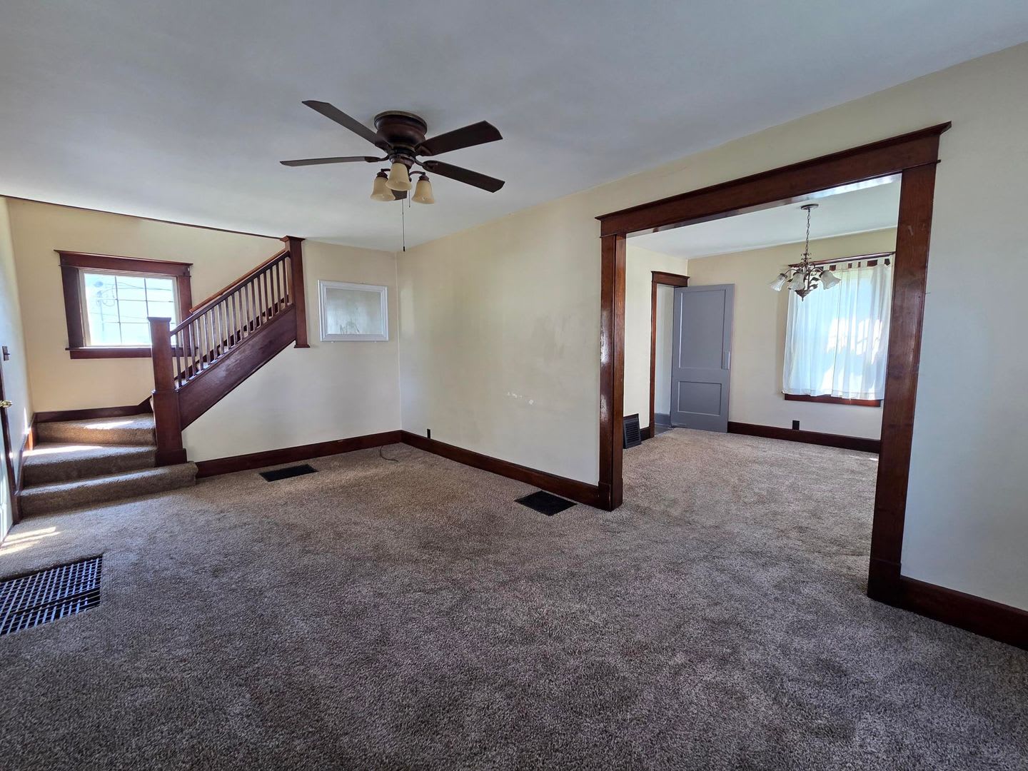 3 Bedroom 1-bathroom single family 2 story house – photo 4
