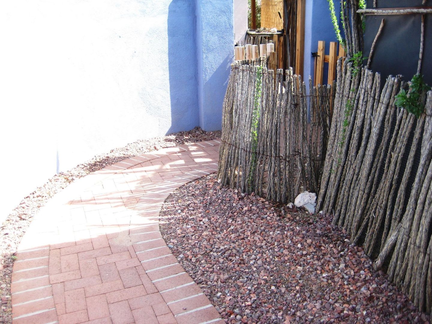 Studio, 1 bath, shared pool! All Utilities Included! – photo 4