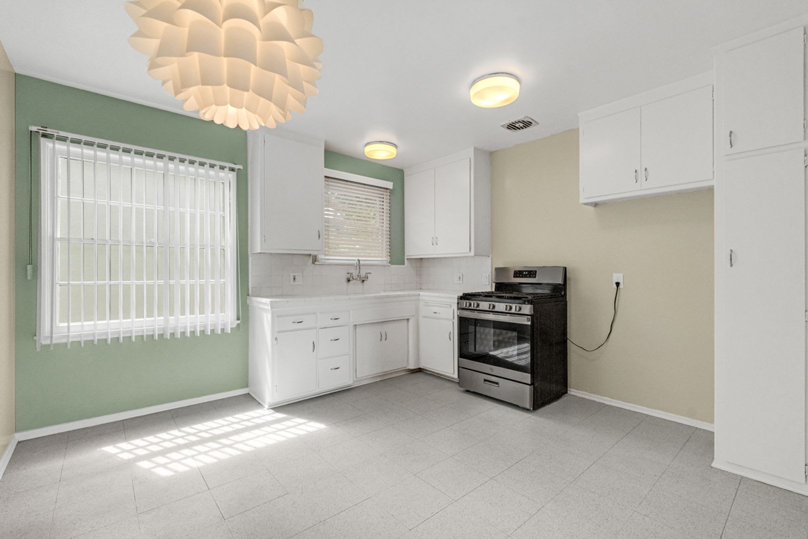 2 Bedrooms 1 Bath Unit In Great Location – photo 4