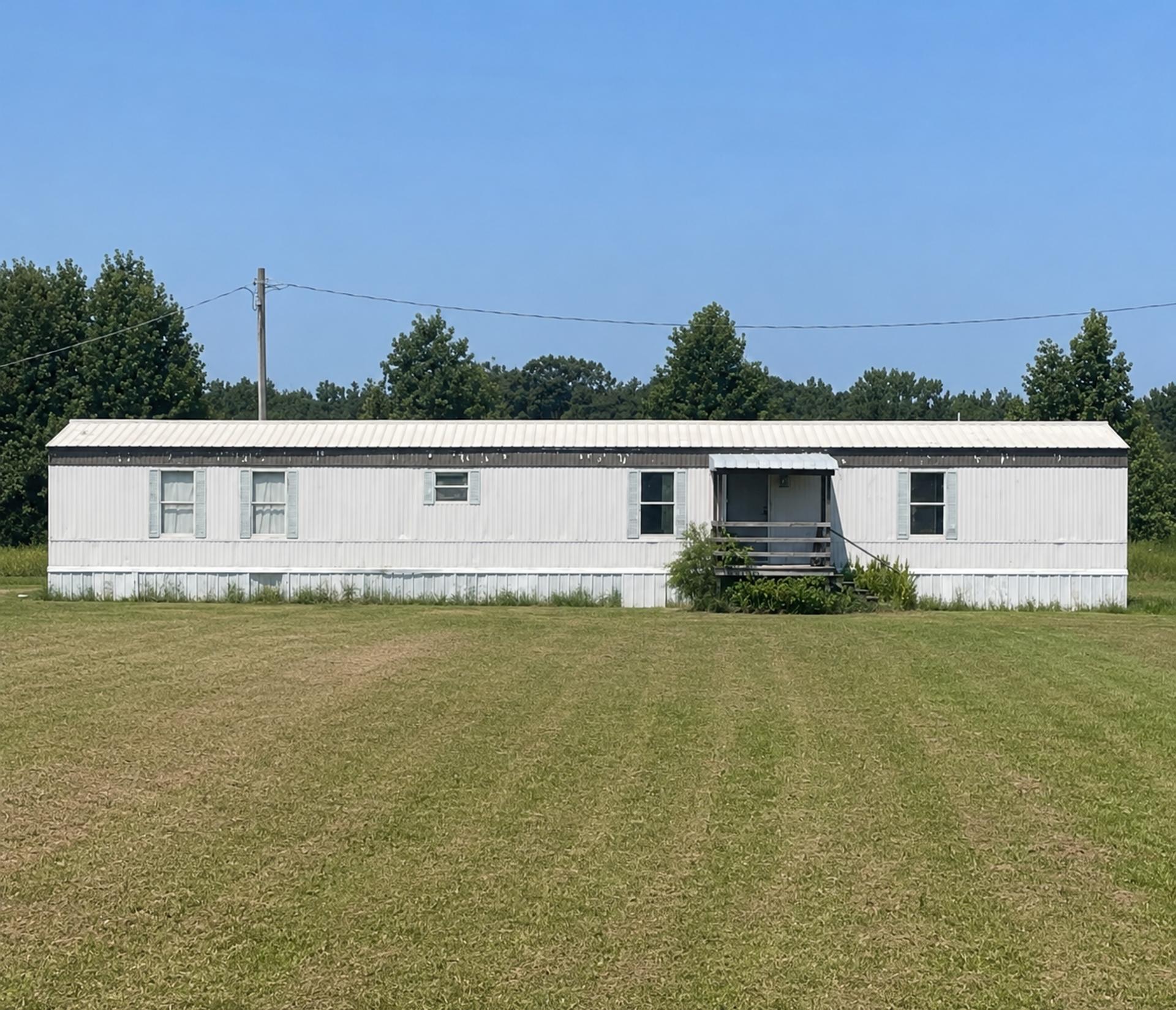 Country living with spacious front and backyard – photo 1