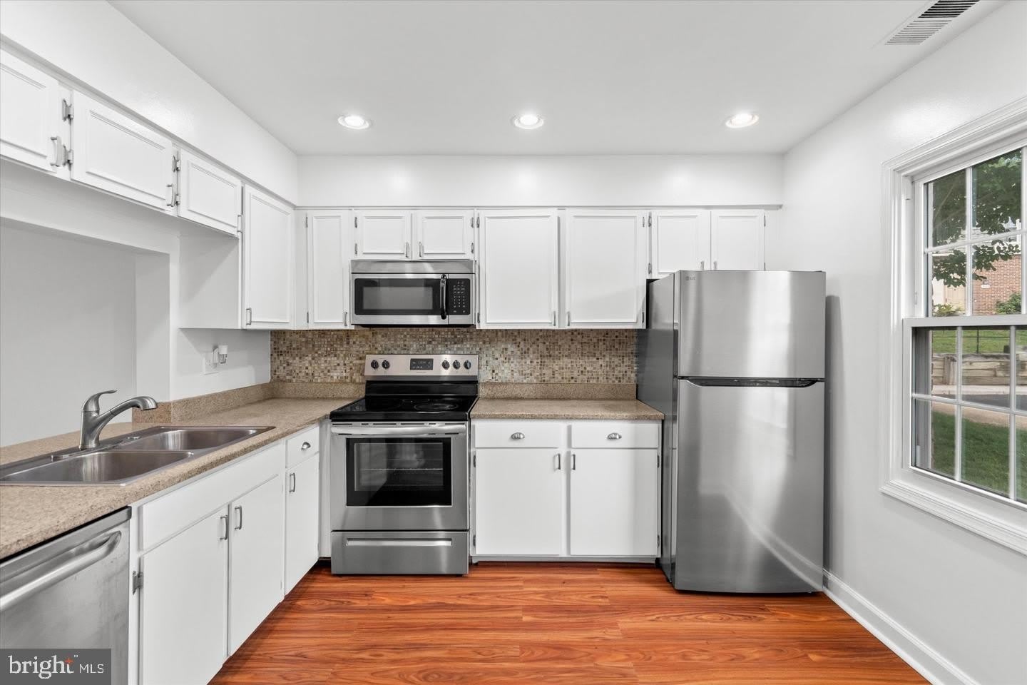 8123 KINGSWAY Court – photo 5