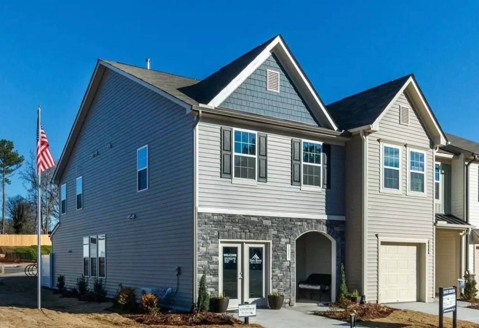 Room In 3 Bedroom Townhome At Scholar Dr – photo 2