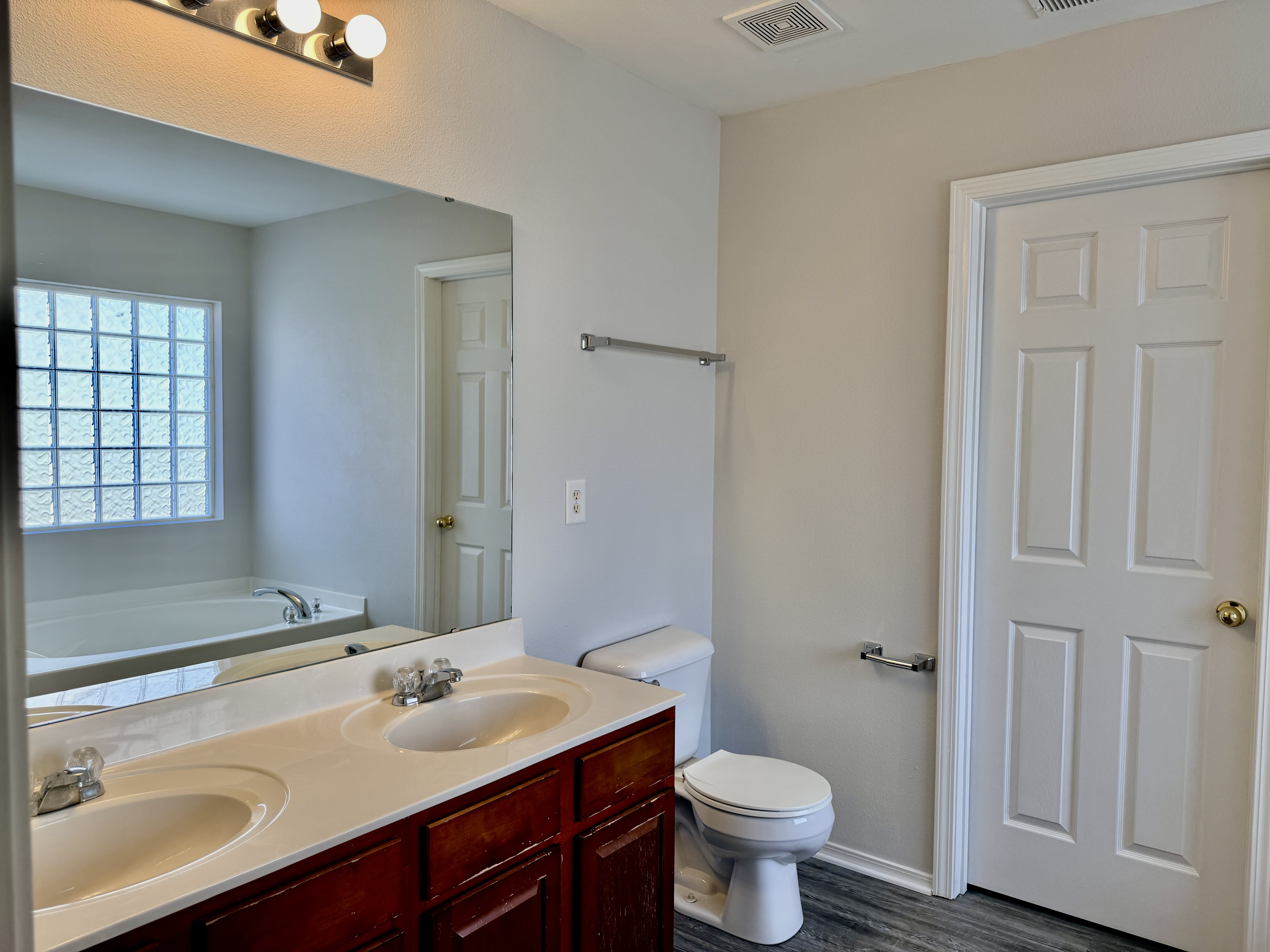 1050 Black Oak Drive – photo 5