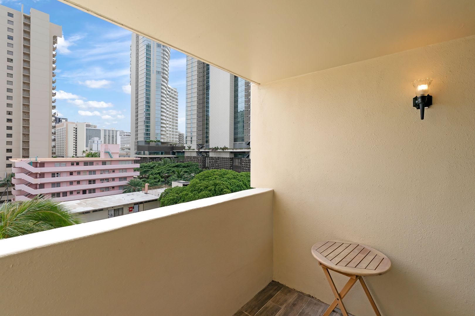 Modern 1-bedroom Condo in Waikiki – photo 3