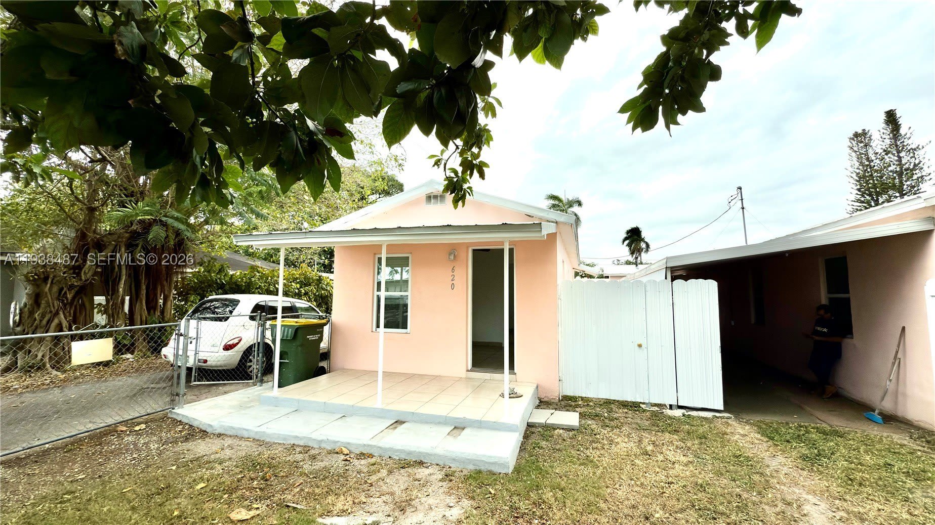 616 SW 8th – photo 2