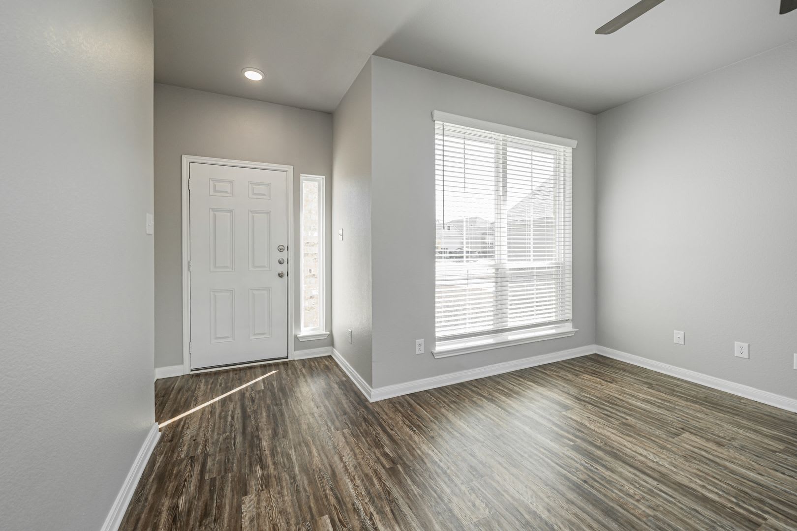 525 Fallbrook Dr – photo 2