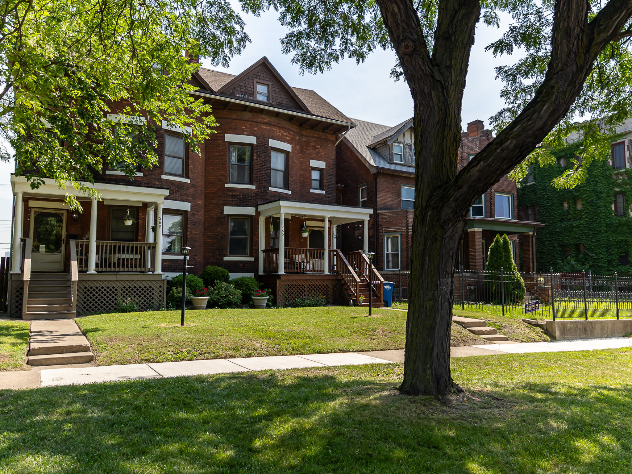 262 West Grand Boulevard – photo 1