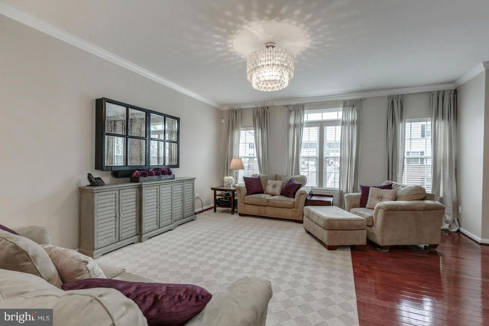 Beautiful 3BR Townhome Available – photo 2