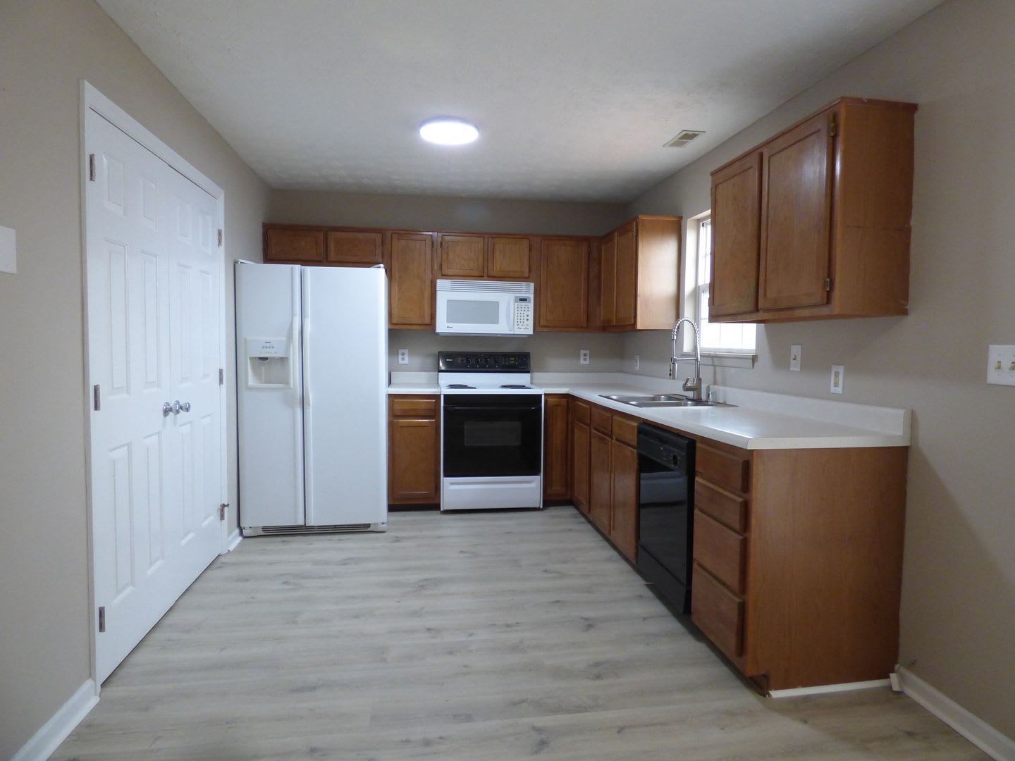 Lovely, Spacious Townhouse! Off-Street Parking, W/D Included, Full Basement, Pets Ok! – photo 5