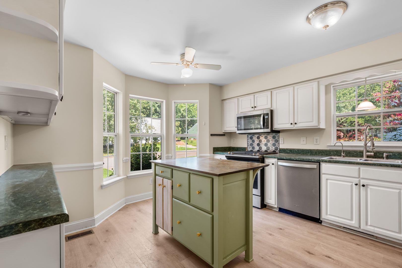 Newly Renovated 3 Bedroom With Fenced Yard And Screened Porch – photo 4