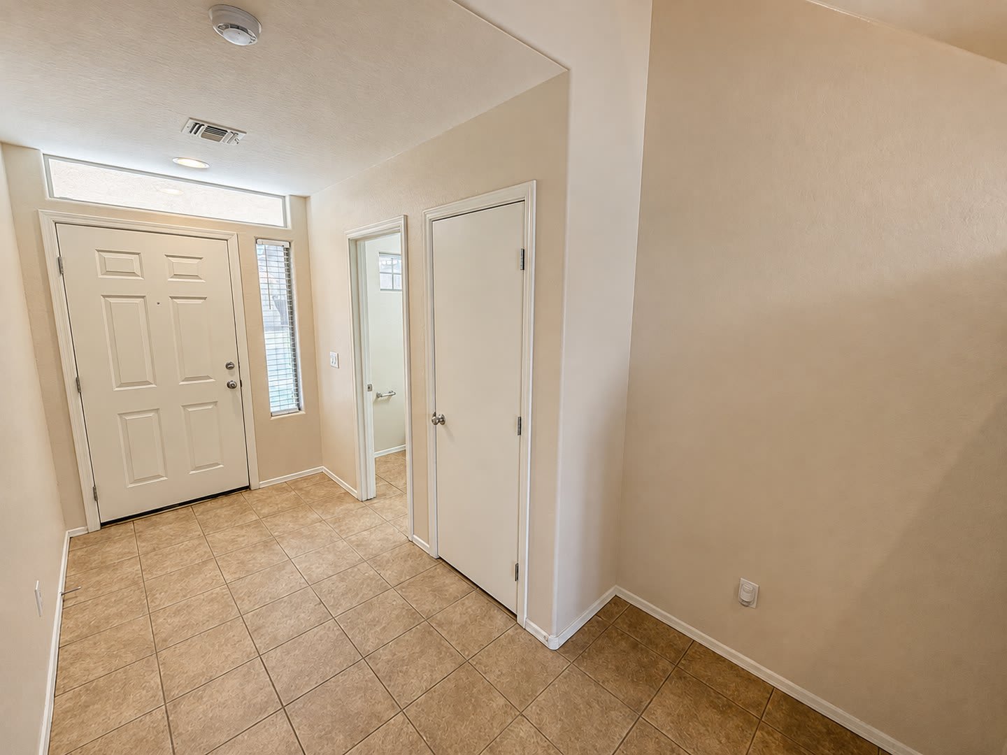 Spacious 3-Bedroom Glendale Home with Garage, Pool & Private Yard *NEW Carpets* – photo 4