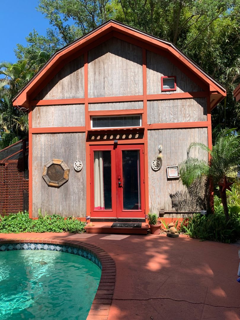 Beautifully Updated Clearwater Cottage Home in a Prime Location Near Beaches & Shopping – photo 1