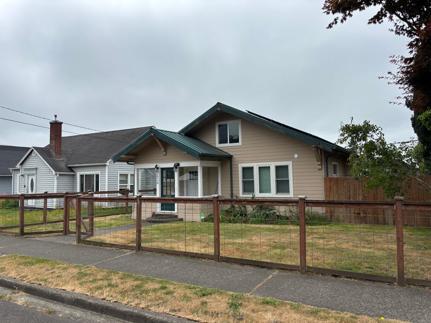 Spacious 3-Bedroom Craftsman Home with Solar Savings and Fully Fenced Yard – photo 1