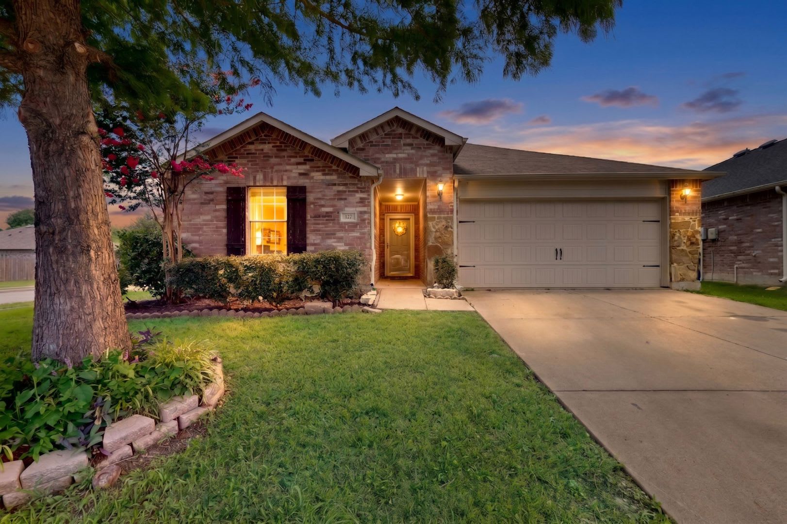 Beautiful 3-Bedroom Home in Spring Creek – photo 1