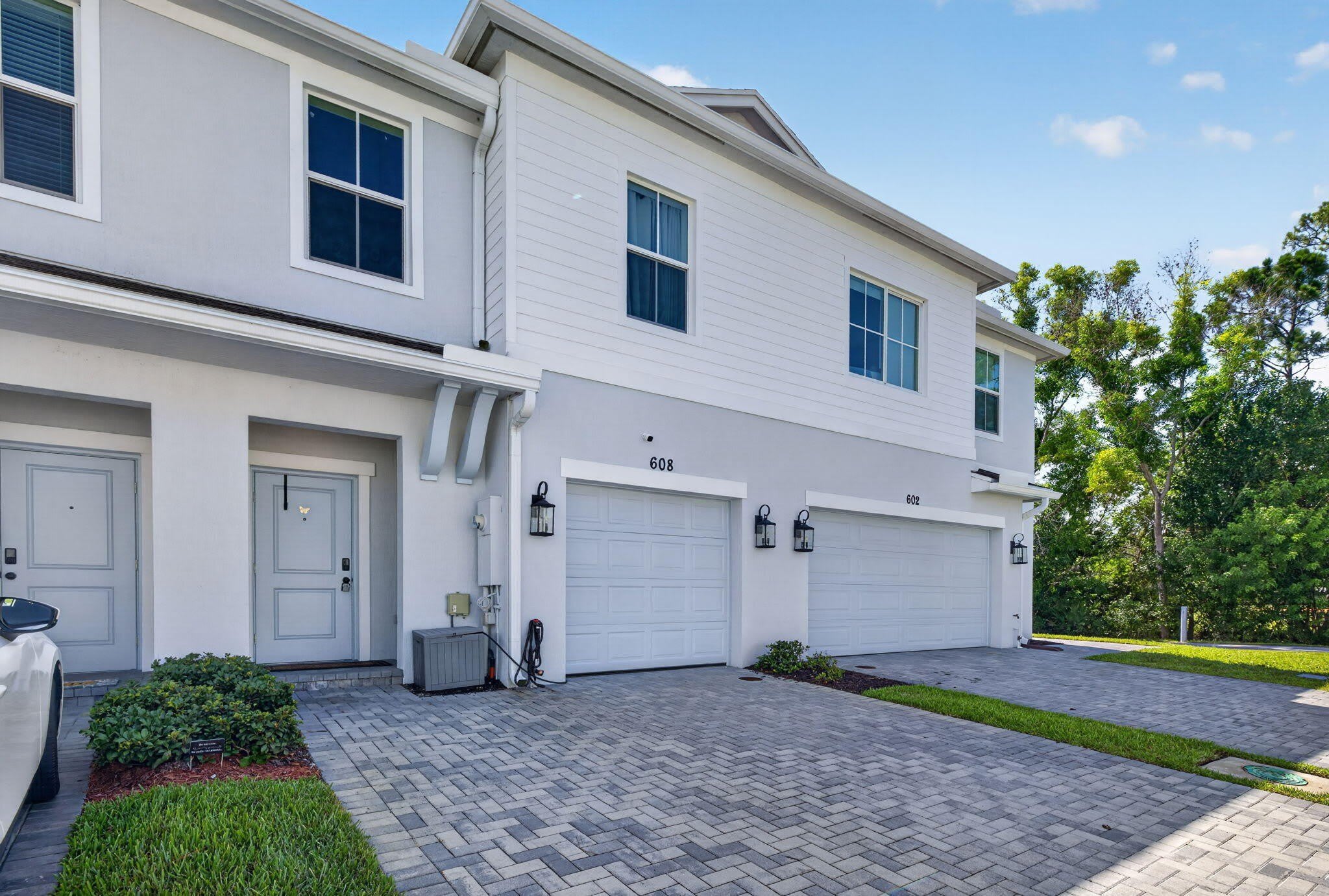 608 NE WATERS EDGE Lane – photo 2