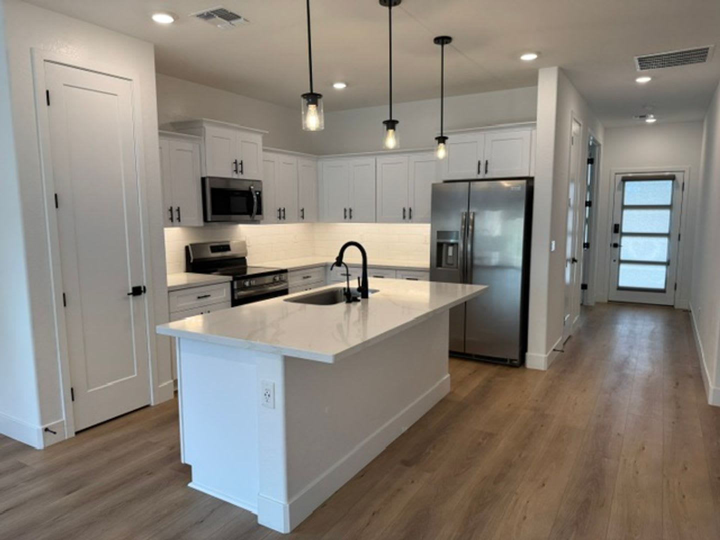 Stunning 3 Bedroom 2 Bath 2 Car Garage In South Ranch Community Prescott – photo 3