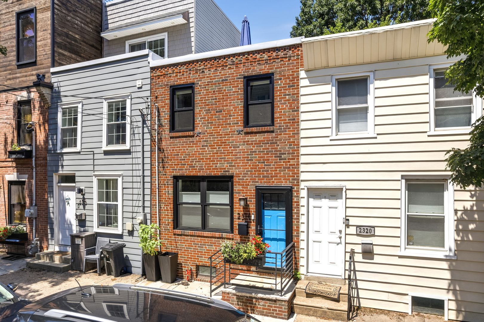 Stunning 2 Bed, 2.5 Bath Home in the Heart of Fishtown! – photo 4