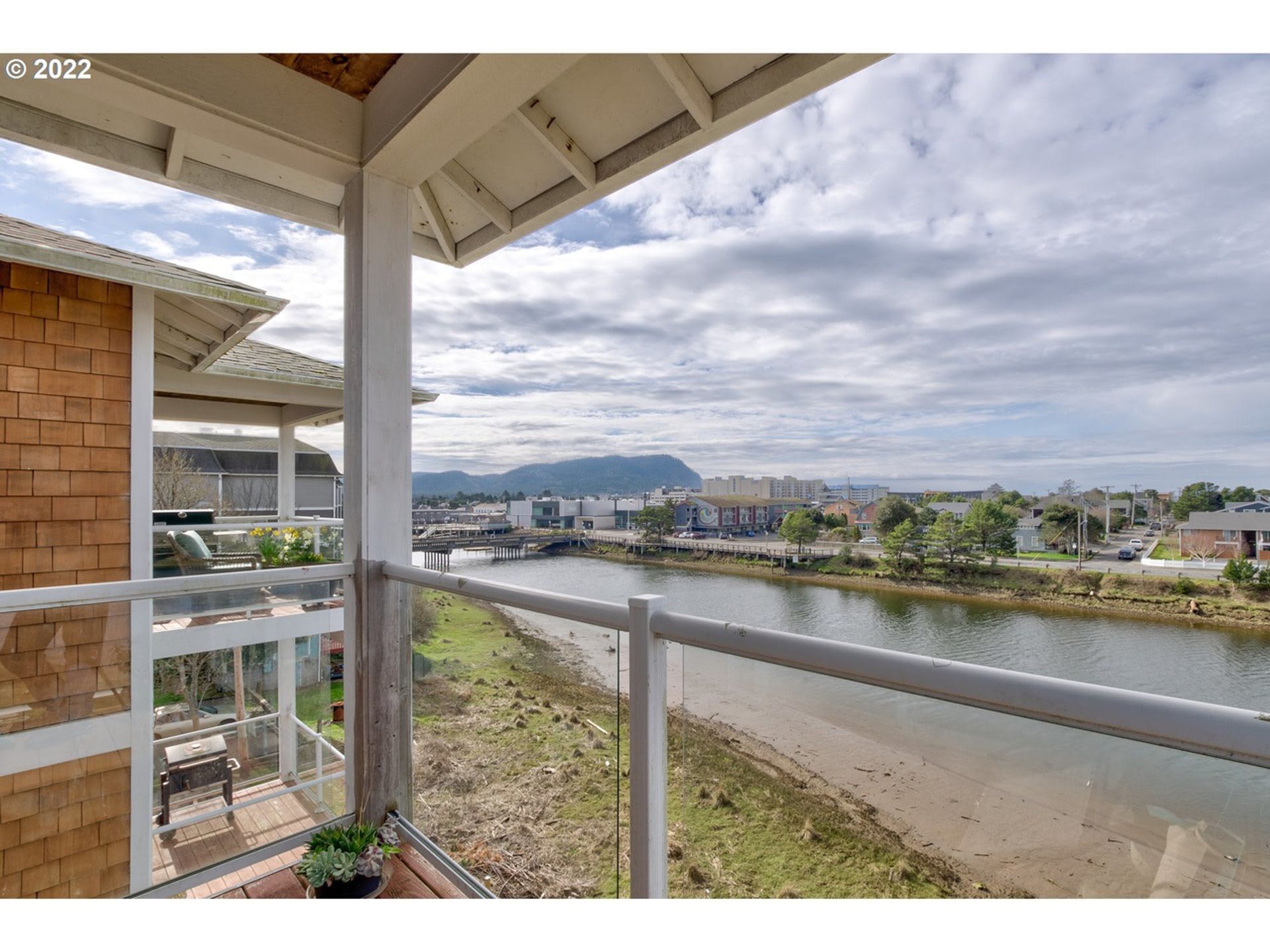 2 Bedroom, 2 Bath.. LOCATION LOCATION LOCATION.... River Views!! – photo 4