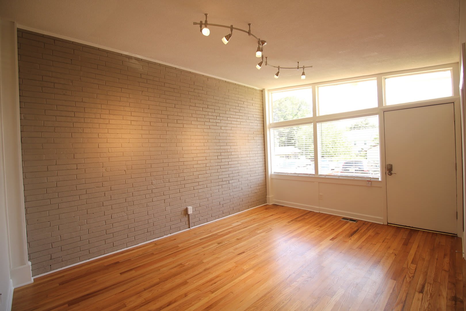 Beautiful 2 Bedroom, 1 Bath home is West Raleigh! Pet Friendly – photo 3