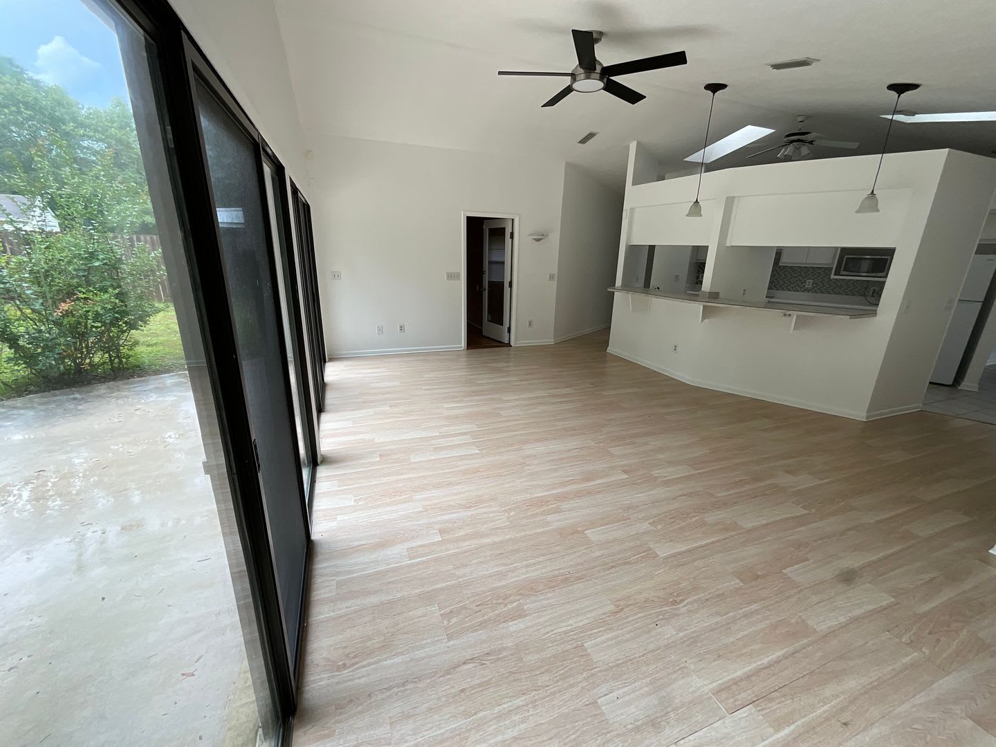 Fantastic 3/2 Home in Sunny Hills w/ 2-Car Garage &amp; Lawn Maintenance – photo 5