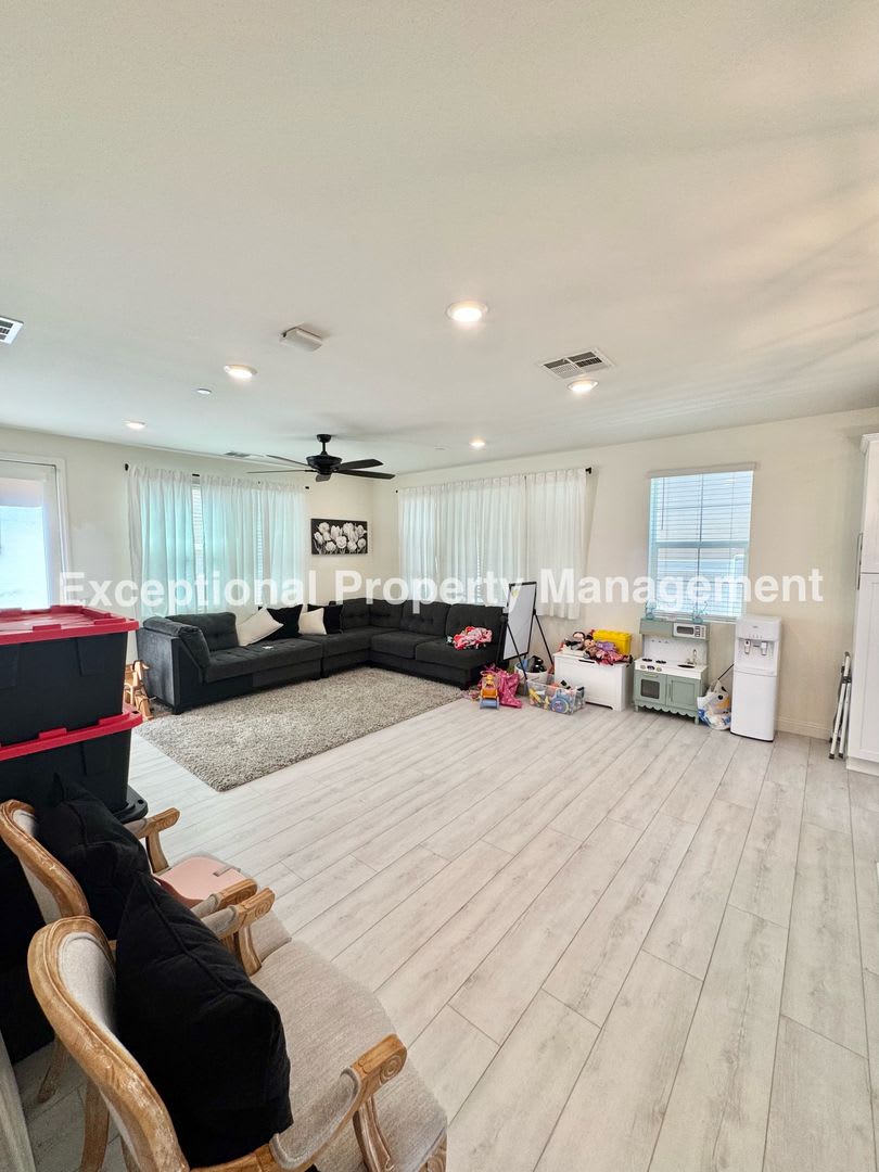 Ready to move in 3 bed 3 bath home! – photo 2