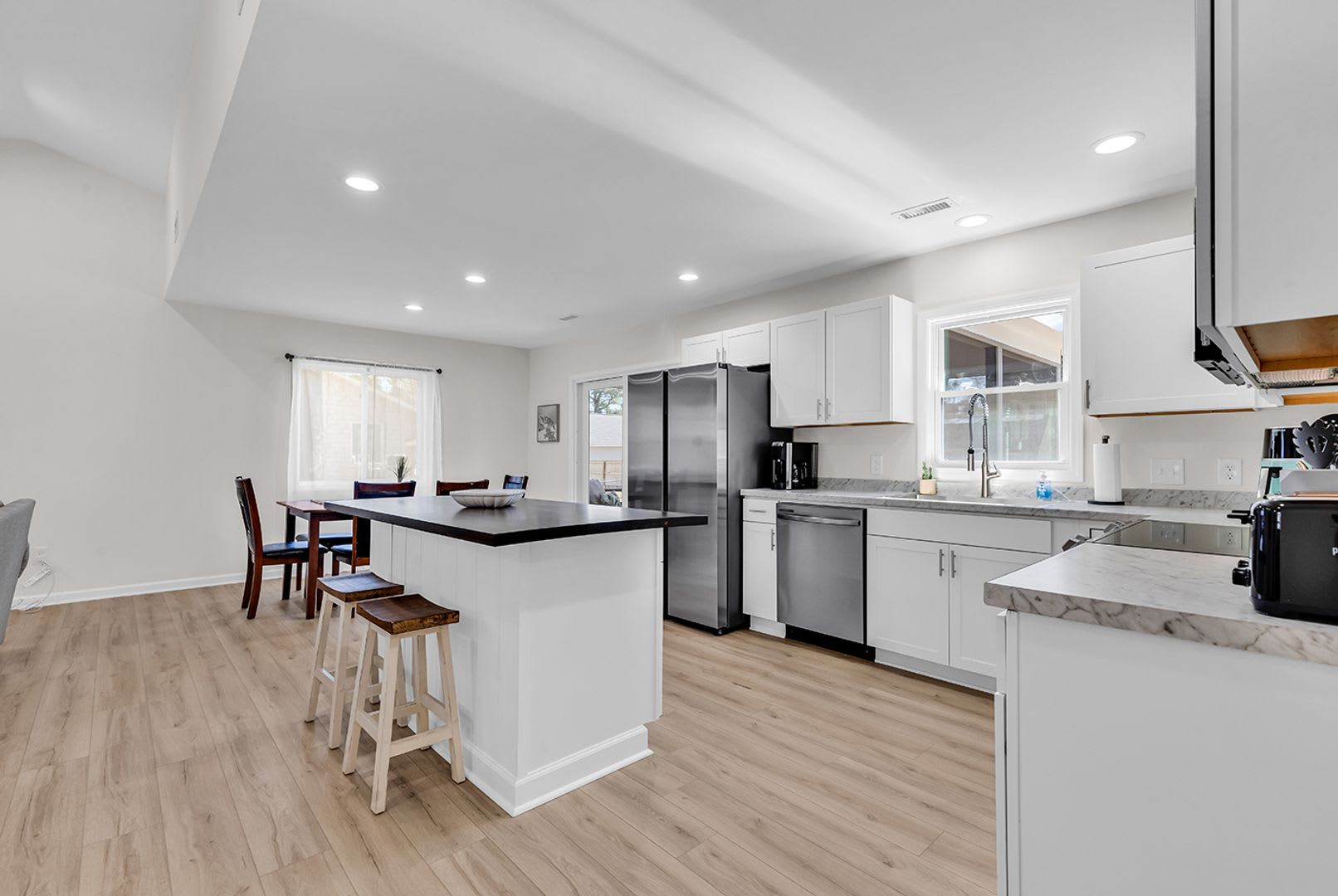 Fully upgraded, Pet-Friendly, Three Bedroom Furnished Home is Now Available in NMB! – photo 4