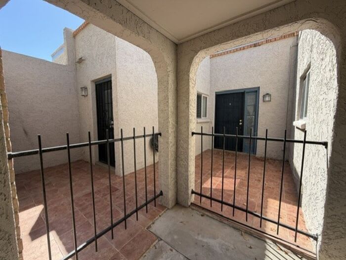 1015 East Cochise Drive – photo 2