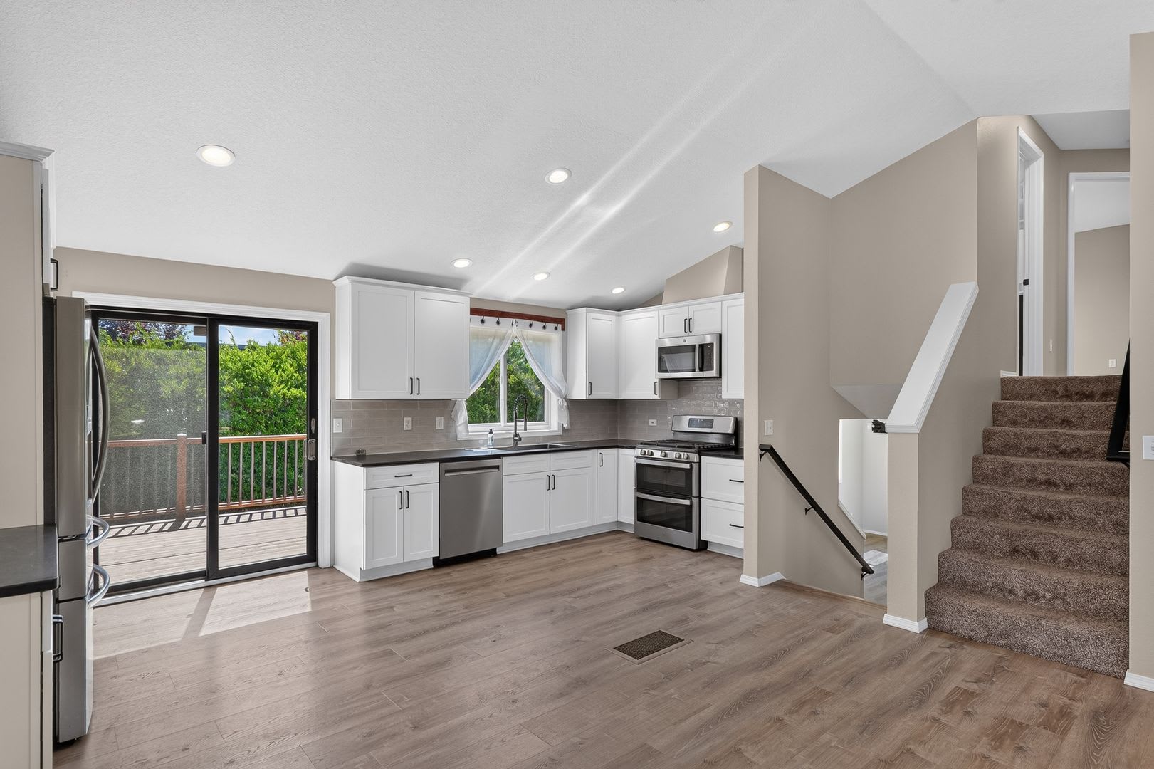Beautifully Updated 3 Bedroom Tri Level Home In Sherwood – photo 5
