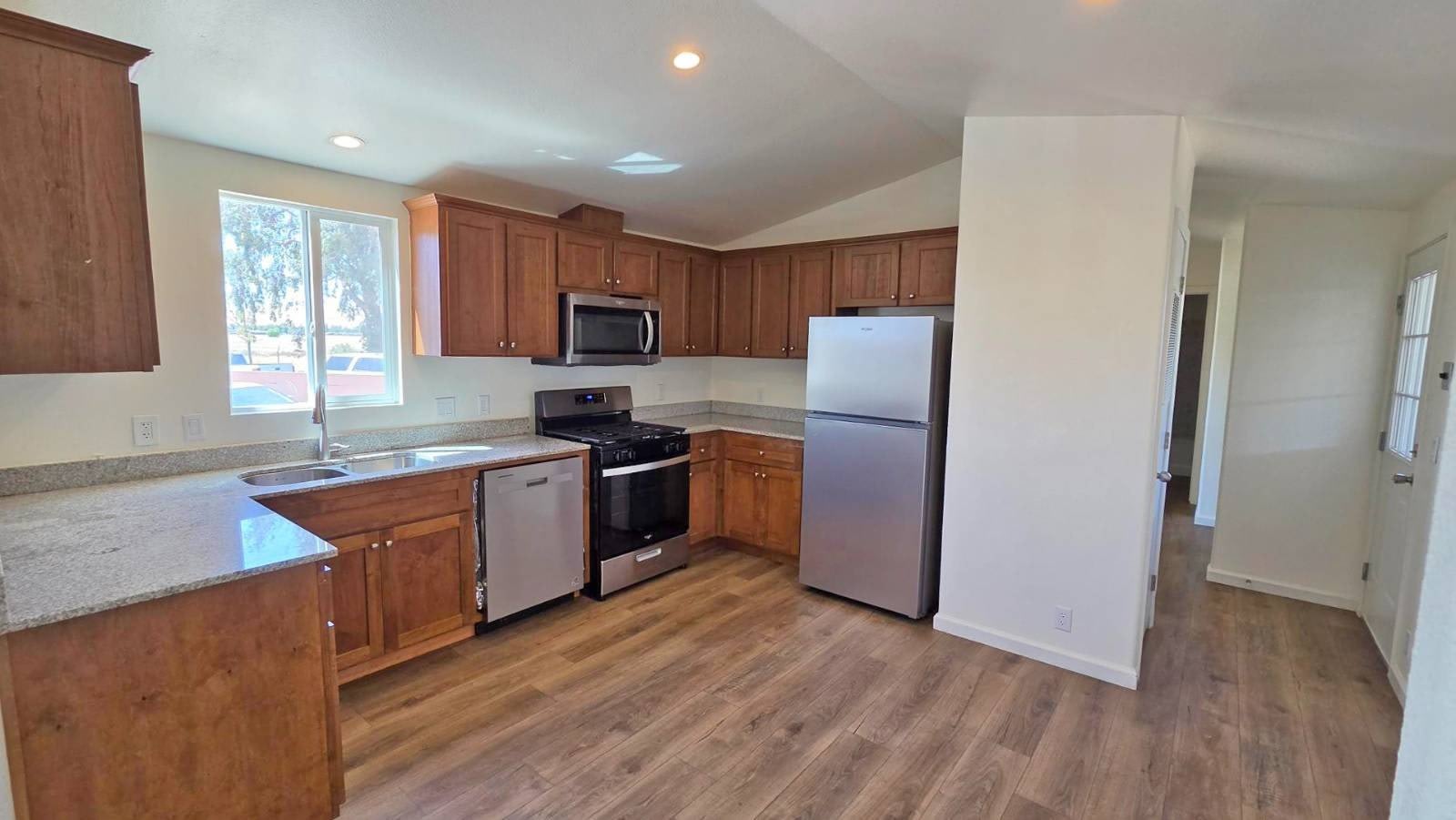 1281 Elizabeth St – photo 2