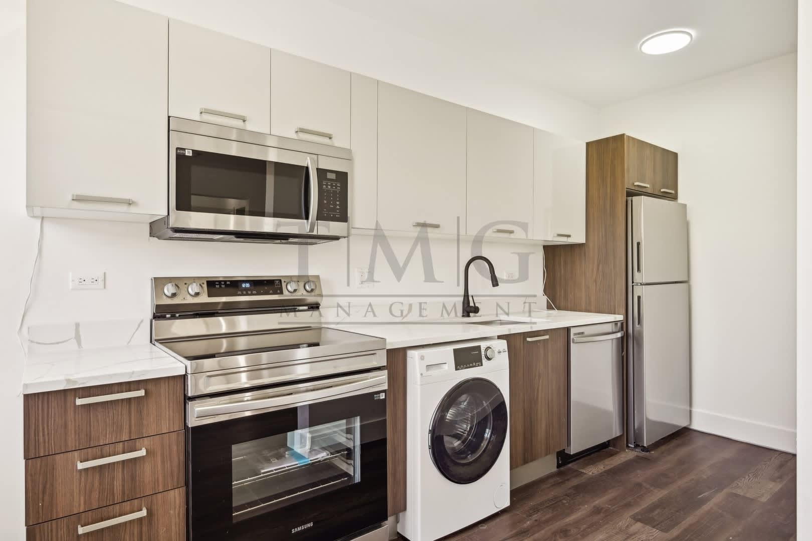 2 Bed in Andersonville with Italian Finishes, Natural Light & In-Unit Laundry! – photo 4
