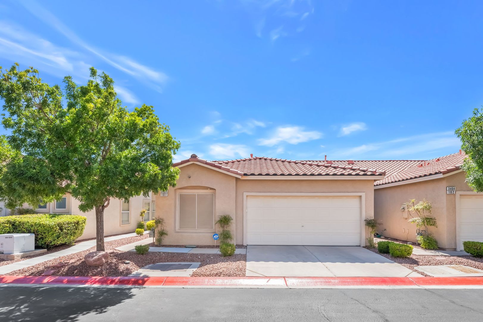 Charming Single-Story Townhome with Vaulted Ceilings in a Gated Northwest Community! – photo 2