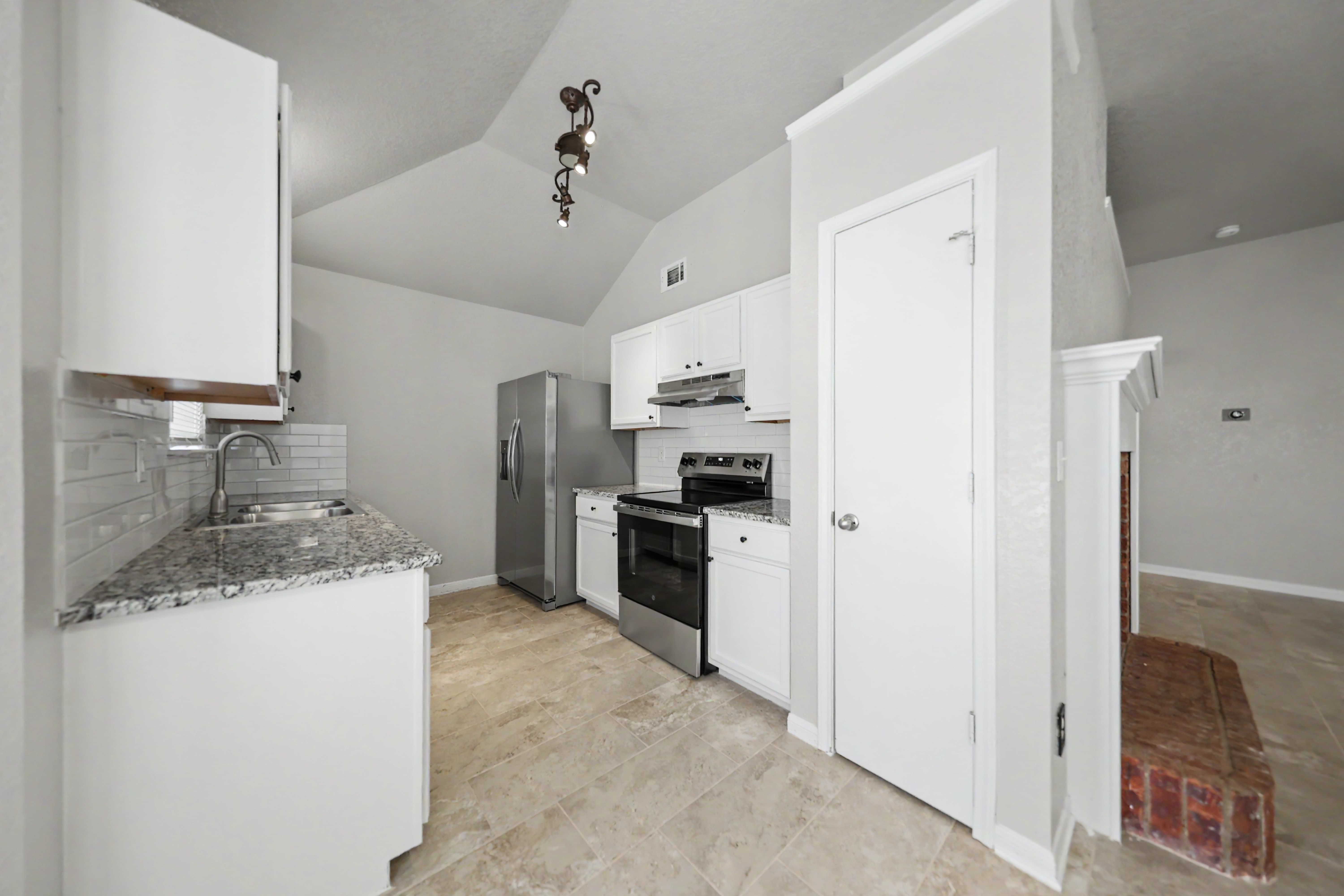 2502 Eastwood Dr – photo 4