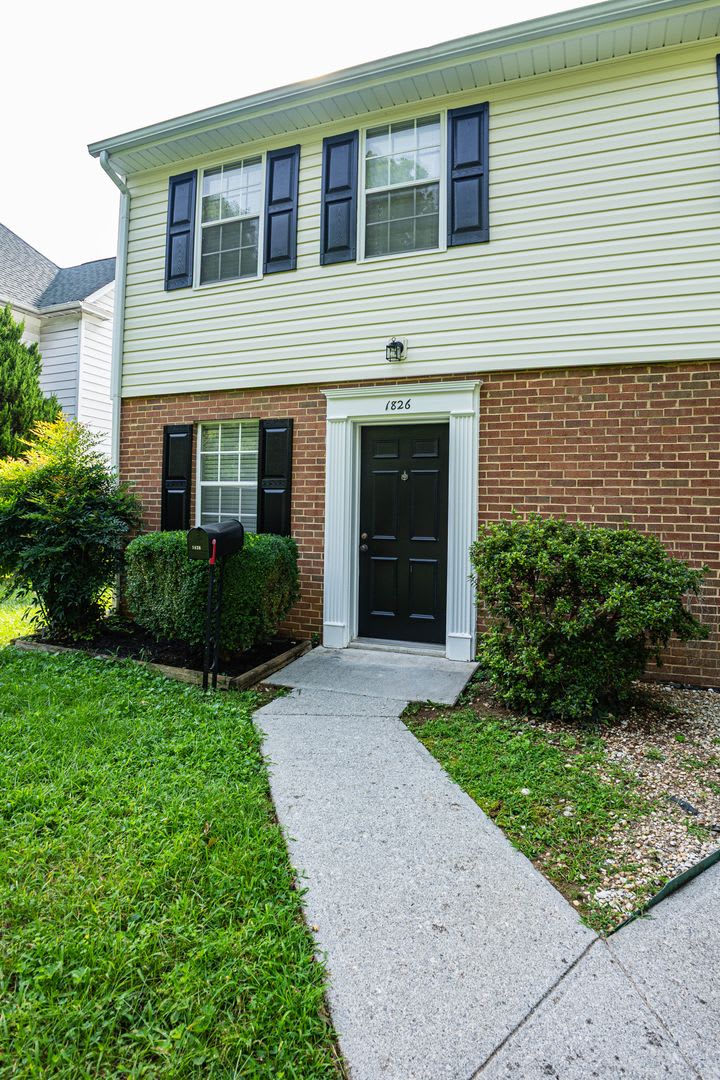 New Listing! – photo 5
