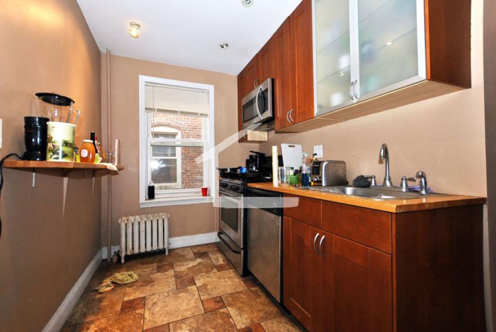 Nicely renovated 3 bed 1 bath unit on the Green Line in Allston! – photo 5