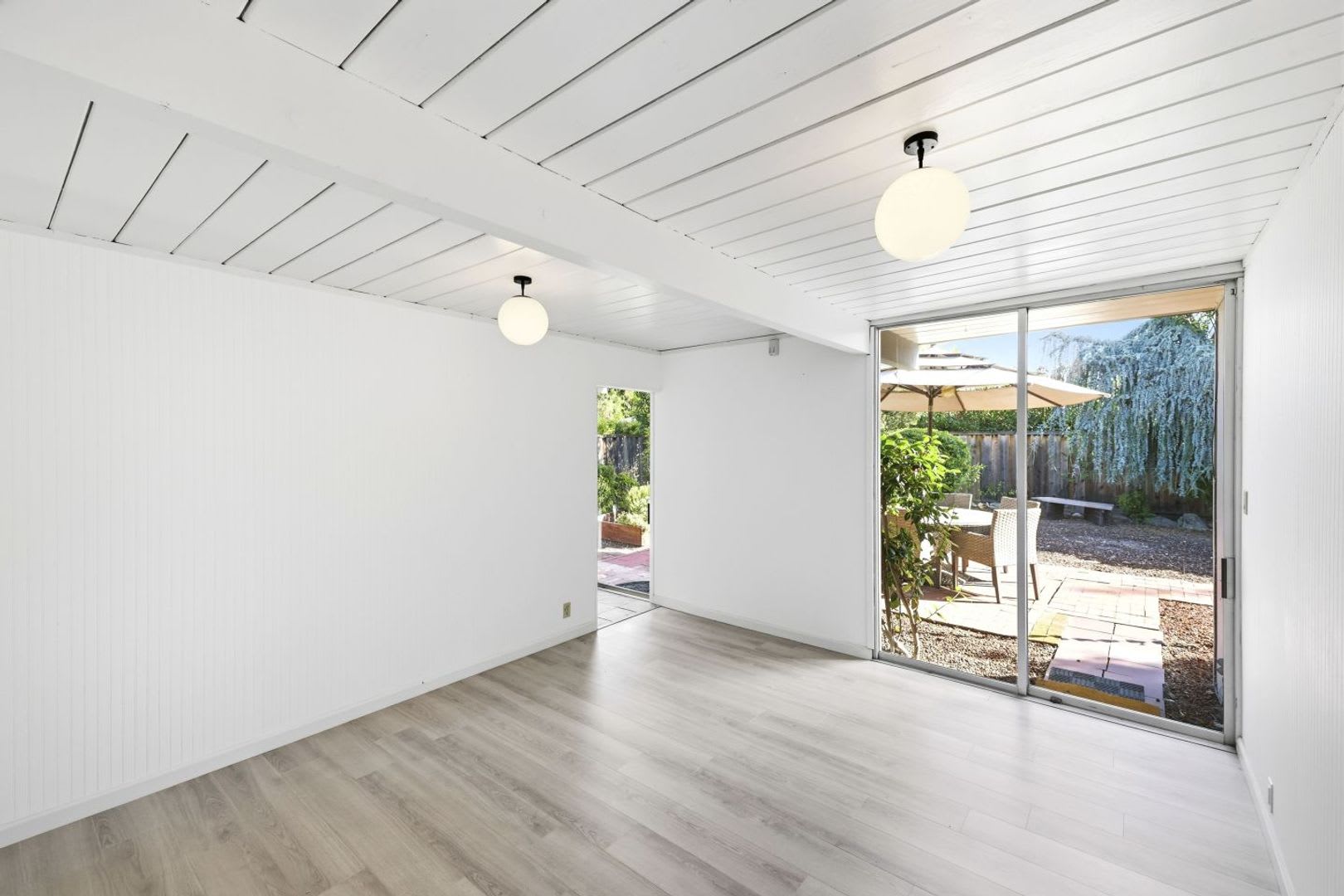 Charming 4+ Bed, 2 Bath Eichler in Desirable Greenmeadow – photo 4