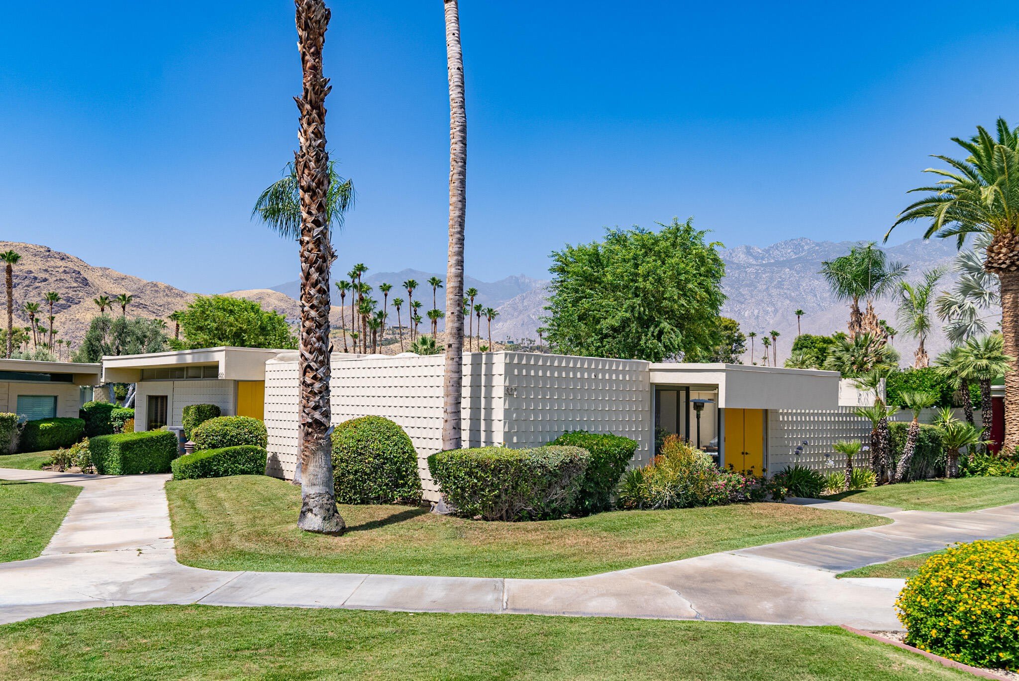 322 Desert Lakes Drive – photo 1