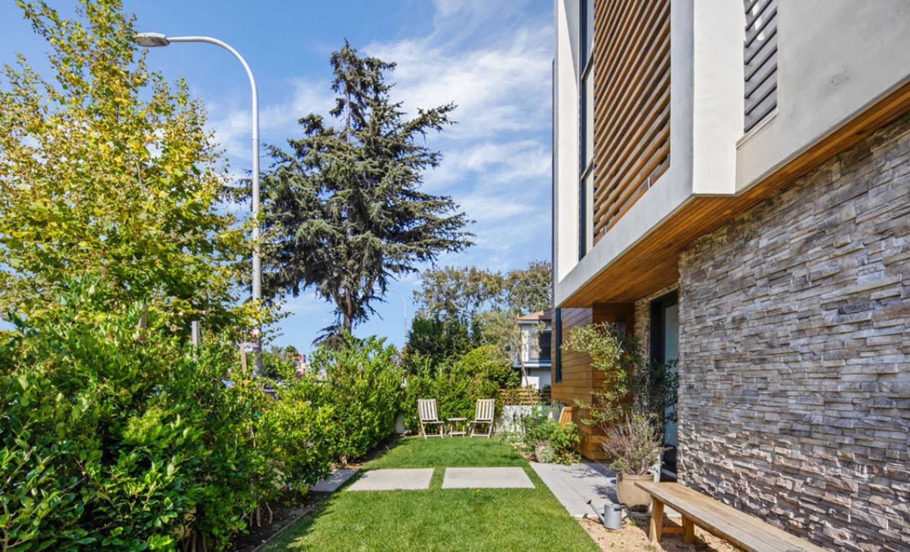 High-End Westside Rental on Washington Pl – photo 2
