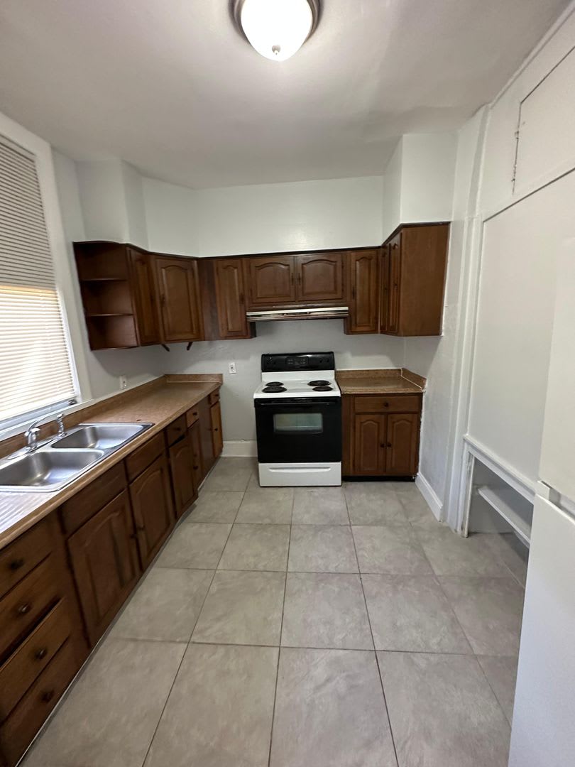 Fully renovated Single Family 2/1 available for immediate rent! – photo 1